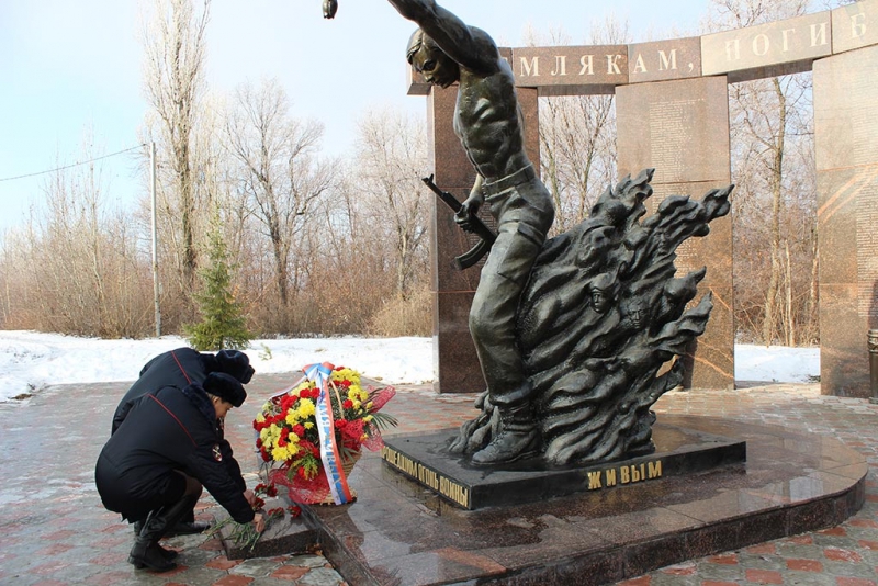 Саратовские полицейские почтили память погибших на Северном Кавказе коллег