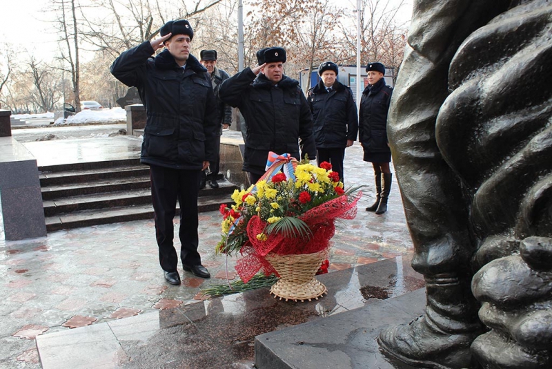 Саратовские полицейские почтили память погибших на Северном Кавказе коллег