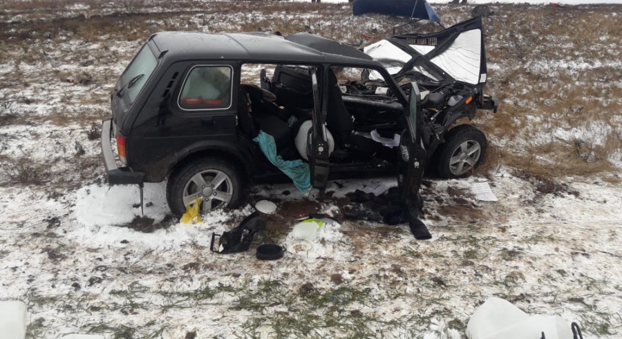 Фура протаранила внедорожник и съехала в кювет. Шоферы в больнице