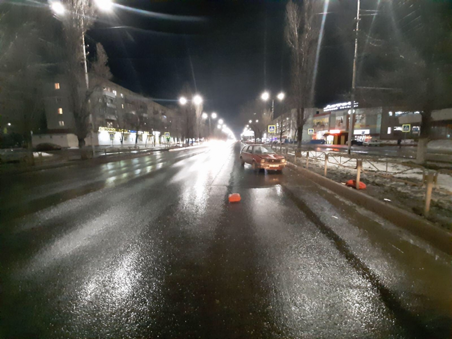 За сутки в Саратове под колеса автомобилей попали три женщины и мужчина