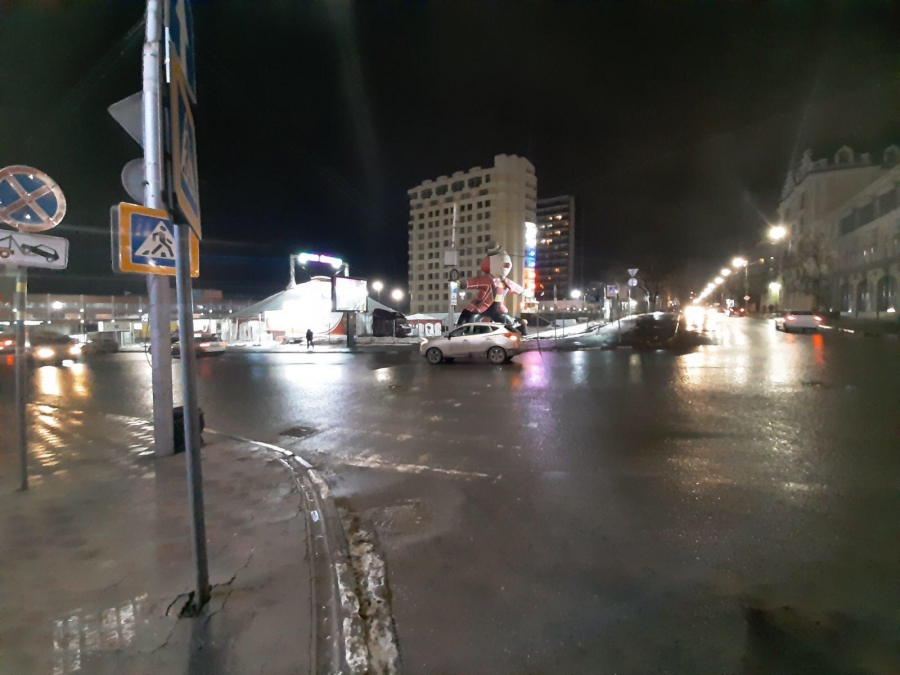 За сутки в Саратове под колеса автомобилей попали три женщины и мужчина