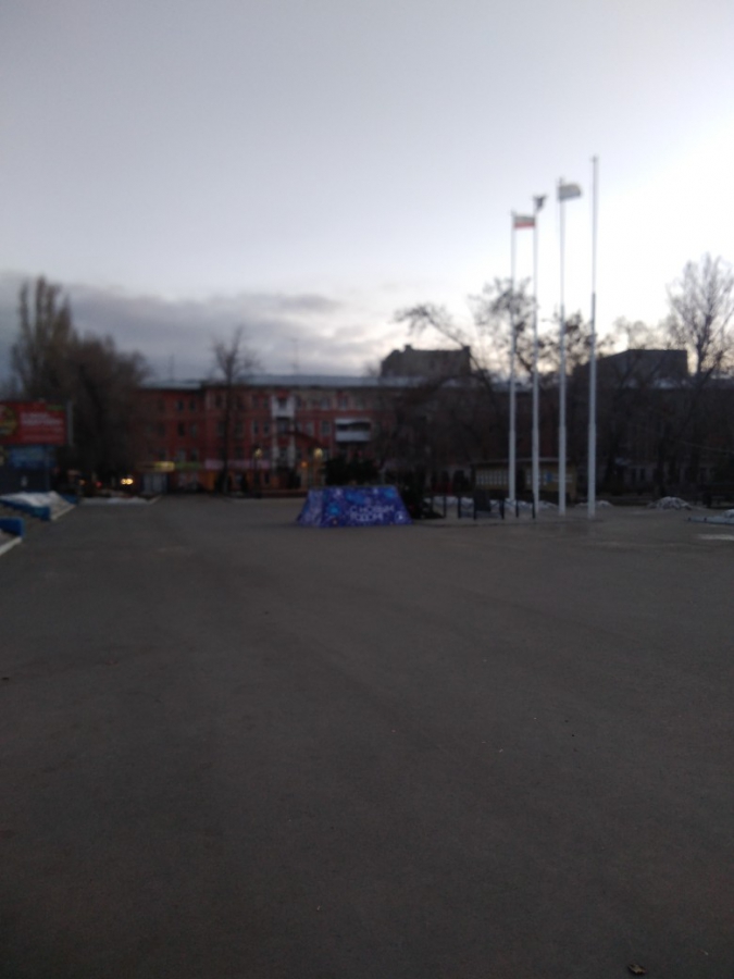 В Саратове из-за сильного ветра разворотило рекламный щит и упала елка