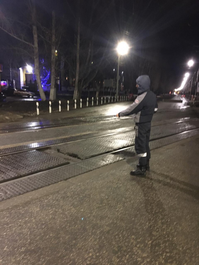 Парень попал под поезд на переезде у Зуборезного