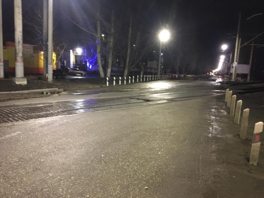 Парень попал под поезд на переезде у Зуборезного