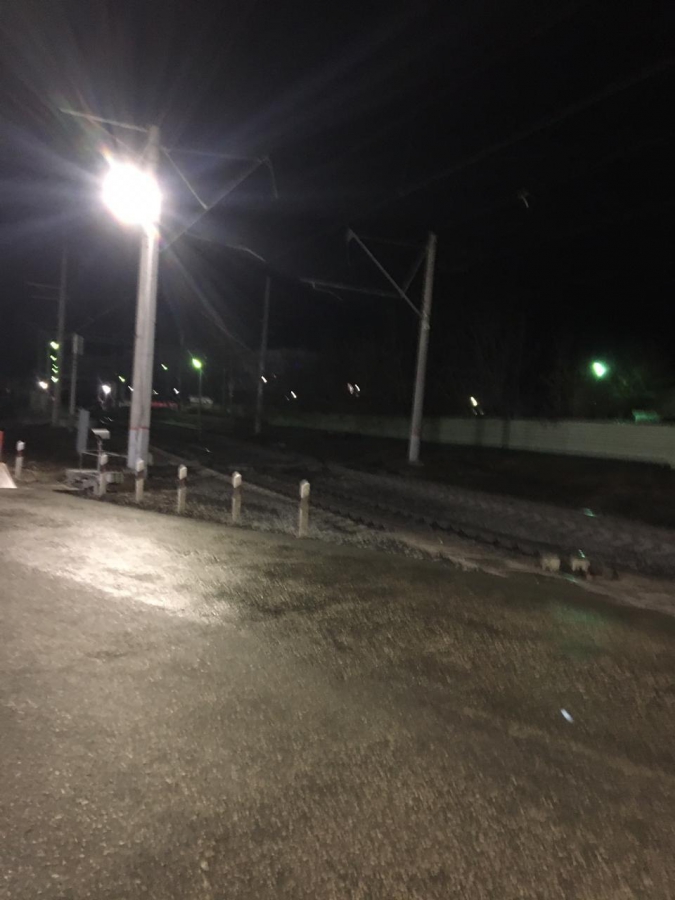 Парень попал под поезд на переезде у Зуборезного