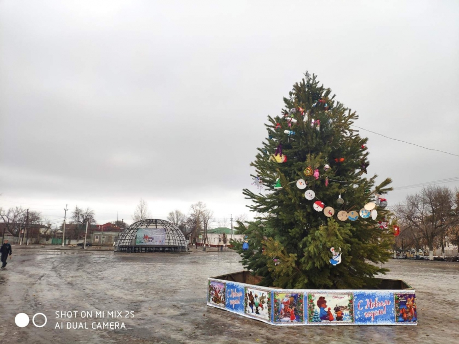 Главную елку в Хвалынске украсили картонками и бутылками