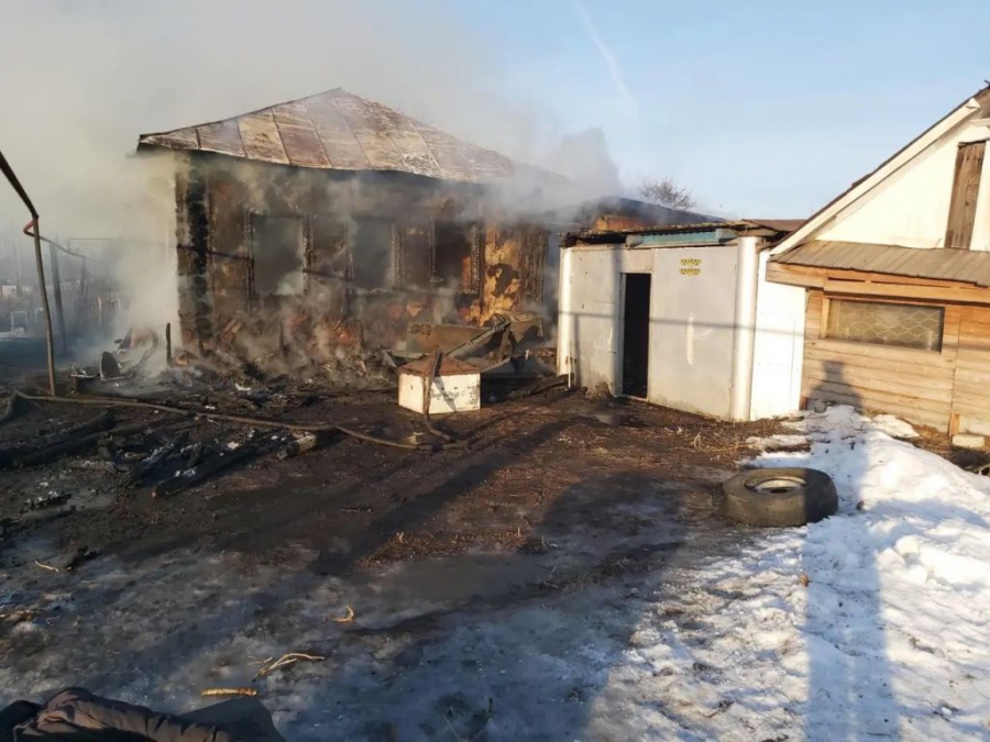 В Петровском районе загорелся дом с детьми: один погиб, двое в больнице