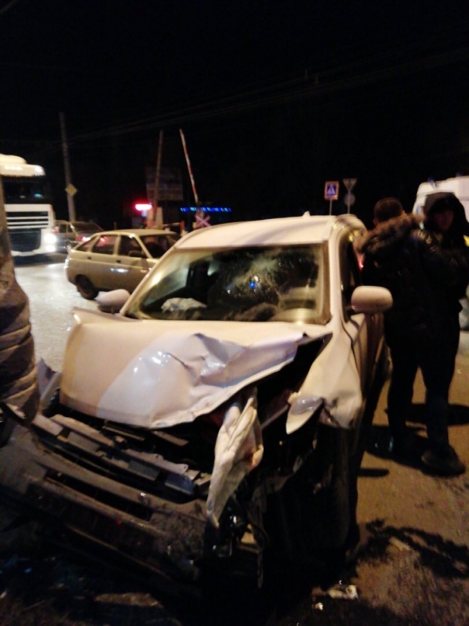 В Энгельсе ехавший с корпоратива водитель «Мицубиси» протаранил «Приору» и столб