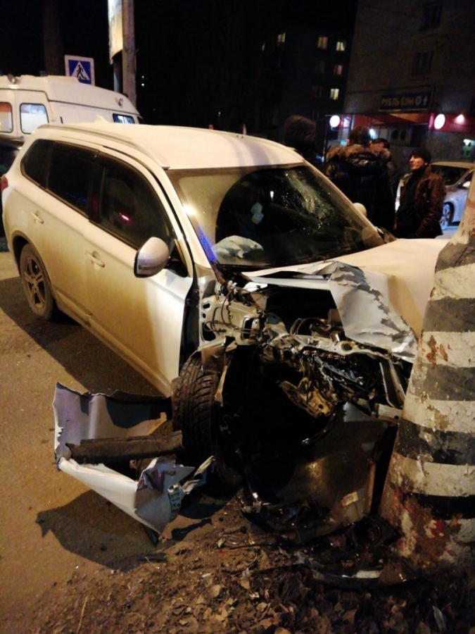 В Энгельсе ехавший с корпоратива водитель «Мицубиси» протаранил «Приору» и столб