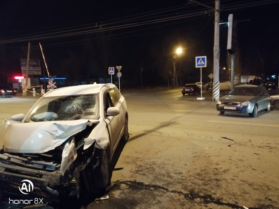 В Энгельсе ехавший с корпоратива водитель «Мицубиси» протаранил «Приору» и столб
