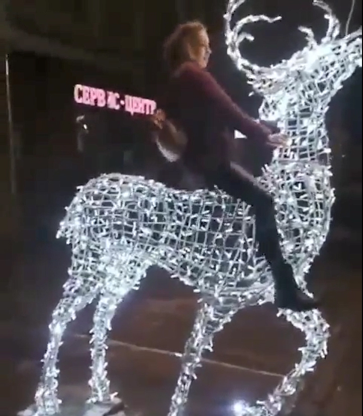 На проспекте Кирова хулиганка села на светящегося оленя и сломала его