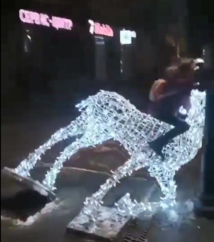 На проспекте Кирова хулиганка села на светящегося оленя и сломала его