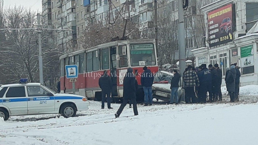 На Танкистов опасный маневр «Калины» привел к столкновению с трамваем
