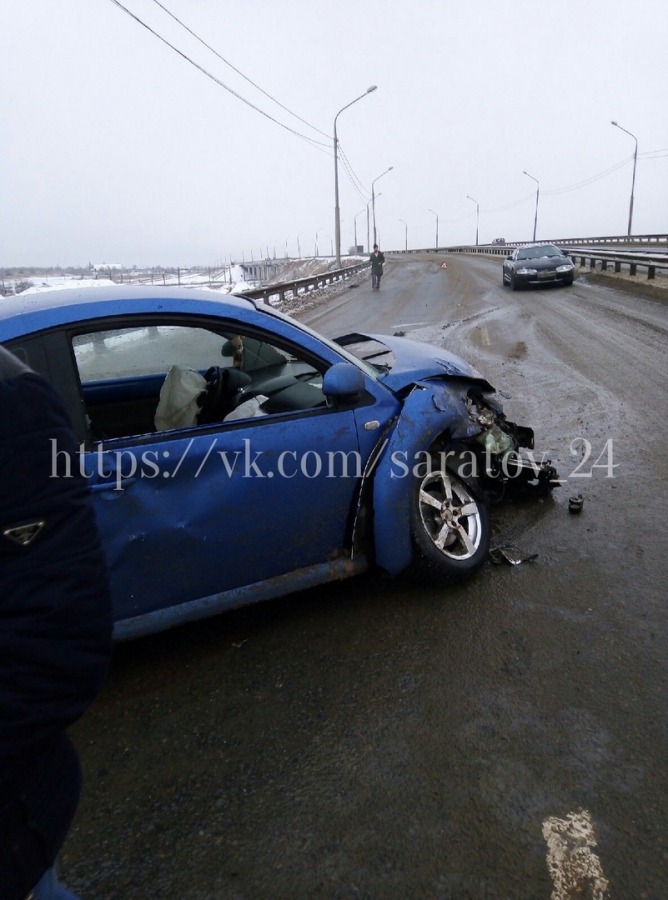 Под Саратовом «Фольксваген Жук» врезался в ограждение и отлетел под фуру