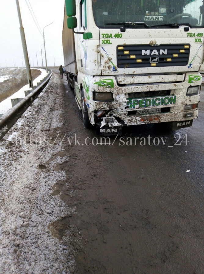 Под Саратовом «Фольксваген Жук» врезался в ограждение и отлетел под фуру