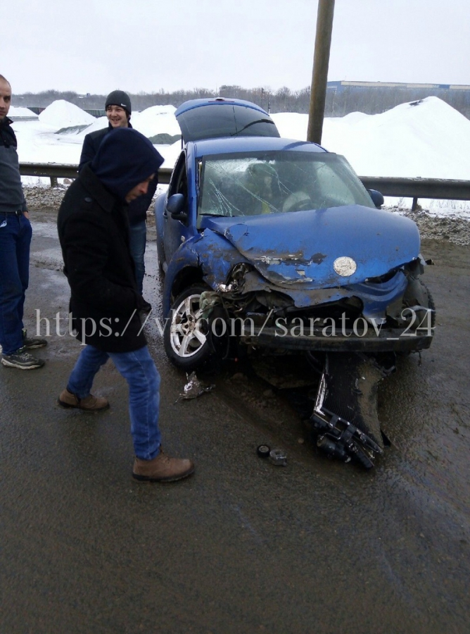 Под Саратовом «Фольксваген Жук» врезался в ограждение и отлетел под фуру