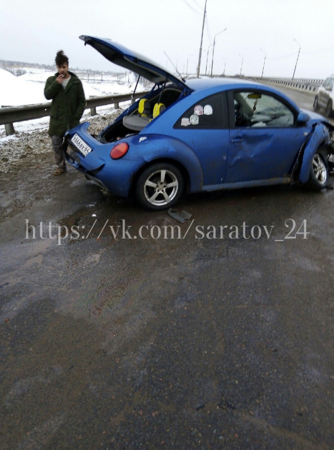 Под Саратовом «Фольксваген Жук» врезался в ограждение и отлетел под фуру