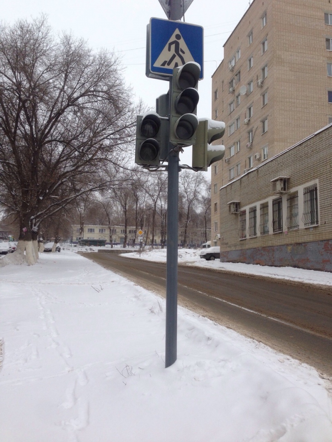 Жители Огородной обеспокоены неработающим светофором: «Носятся как угорелые!»