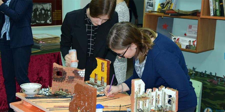 Аткарские школьники делают макет Рейхстага