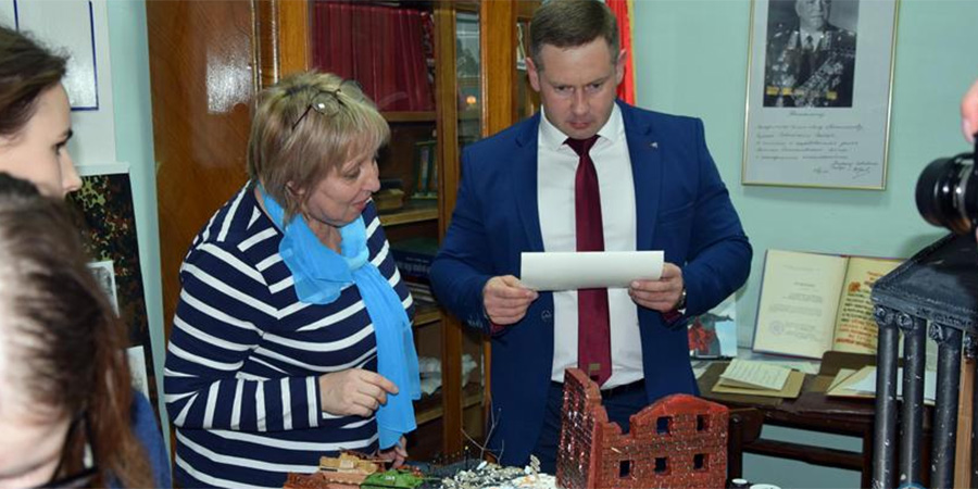 Аткарские школьники делают макет Рейхстага