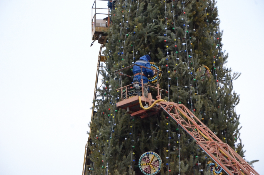 На Театральной площади начали демонтировать главную городскую елку