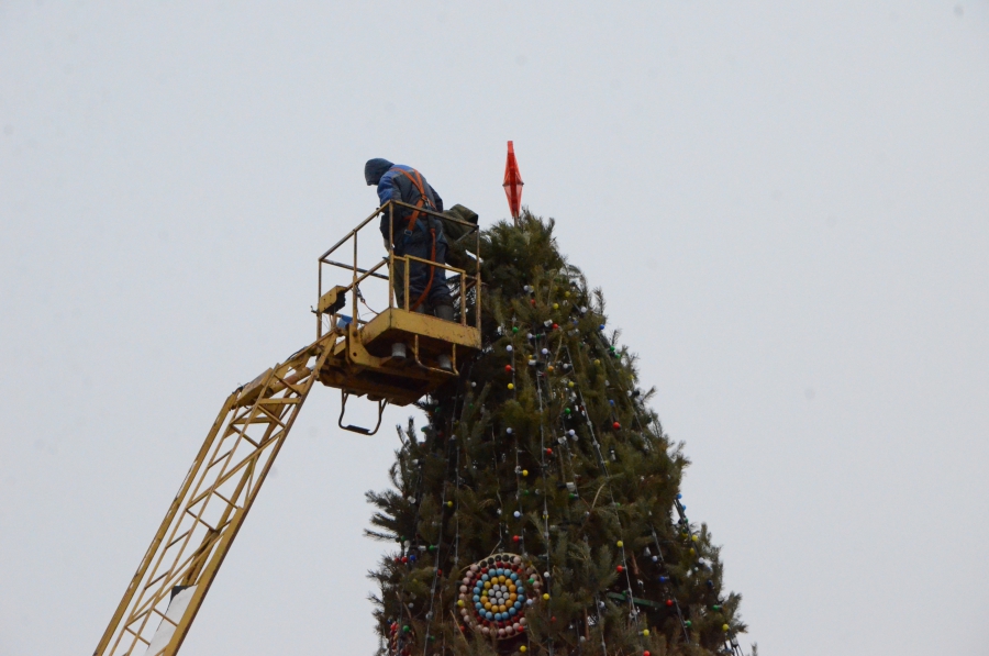 На Театральной площади начали демонтировать главную городскую елку