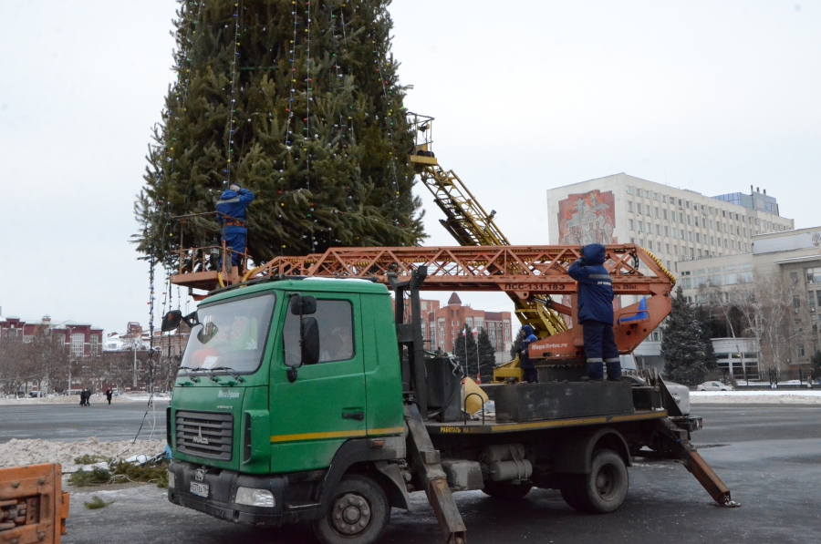 На Театральной площади начали демонтировать главную городскую елку