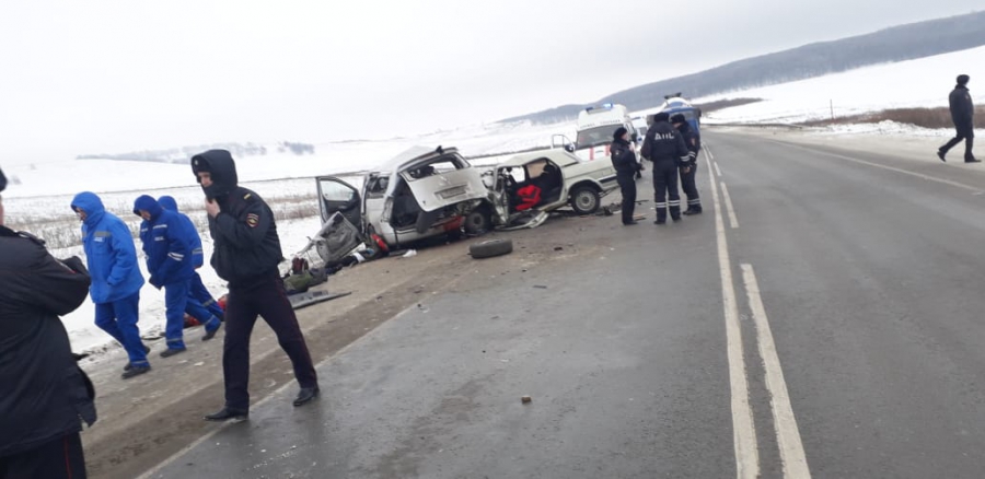 Минивэн с иностранцами попал в автокатастрофу под Саратовом. Четверо погибли