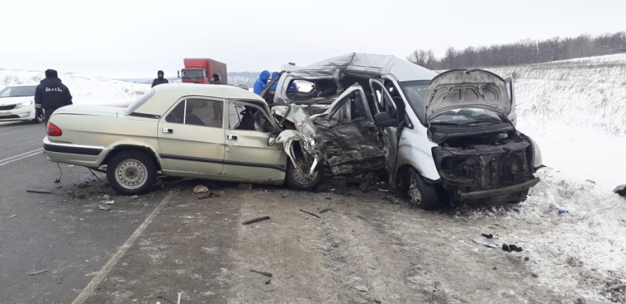 Минивэн с иностранцами попал в автокатастрофу под Саратовом. Четверо погибли