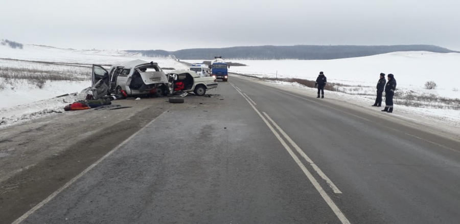 Минивэн с иностранцами попал в автокатастрофу под Саратовом. Четверо погибли