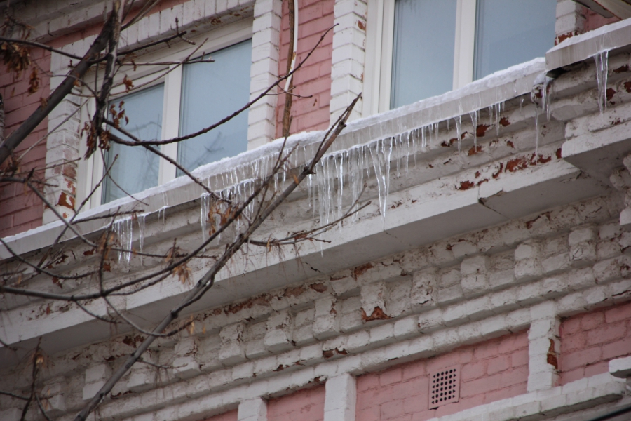 Саратов начал обрастать опасными сосульками. Фоторепортаж