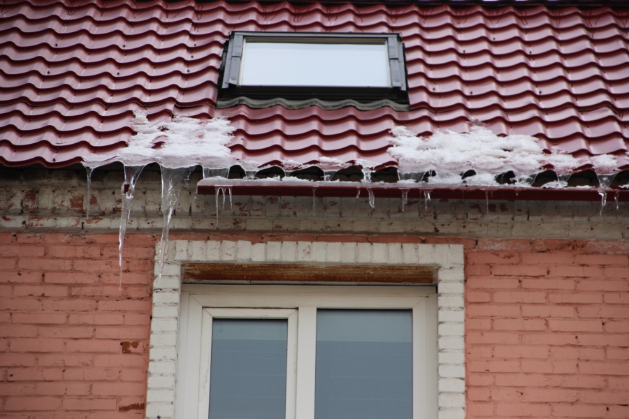 Саратов начал обрастать опасными сосульками. Фоторепортаж
