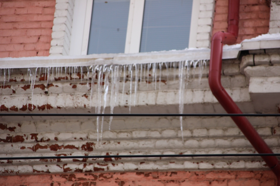 Саратов начал обрастать опасными сосульками. Фоторепортаж