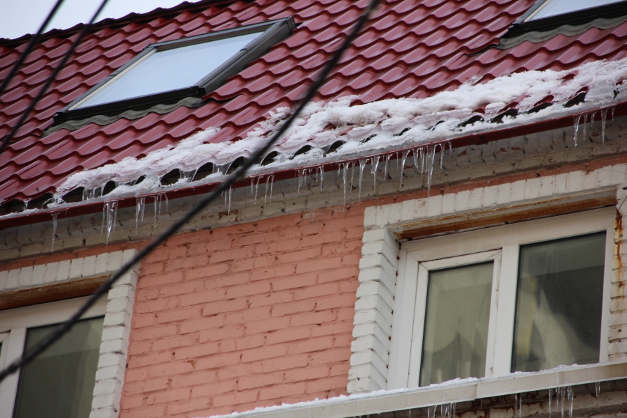 Саратов начал обрастать опасными сосульками. Фоторепортаж