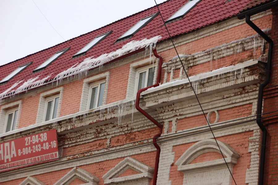 Саратов начал обрастать опасными сосульками. Фоторепортаж