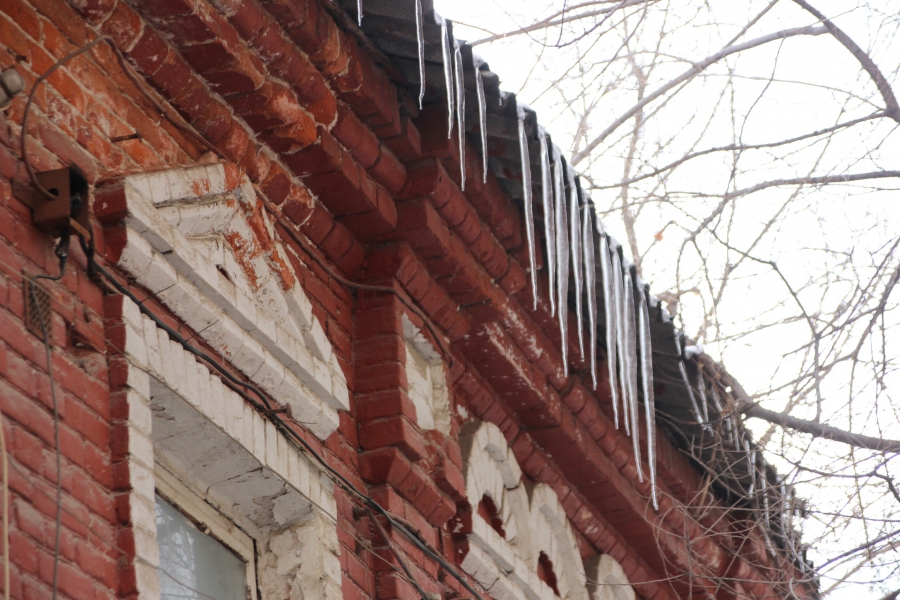 Саратов начал обрастать опасными сосульками. Фоторепортаж