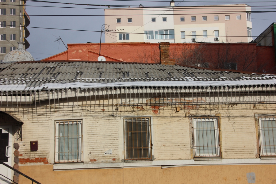 Саратов начал обрастать опасными сосульками. Фоторепортаж