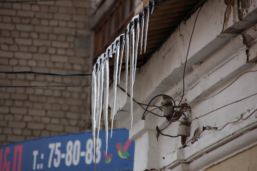 Саратов начал обрастать опасными сосульками. Фоторепортаж