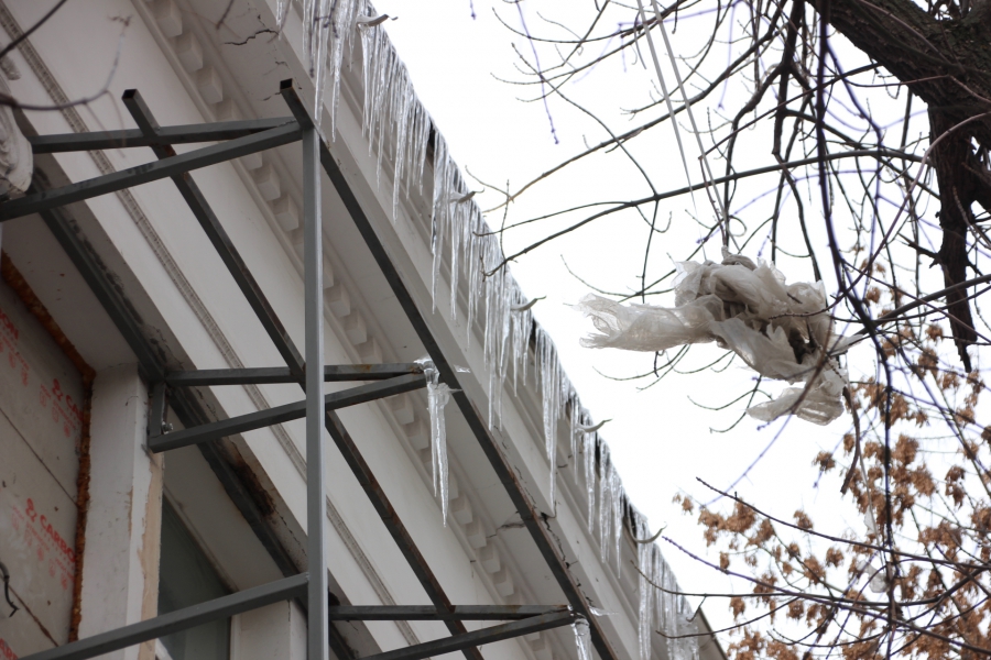 Саратов начал обрастать опасными сосульками. Фоторепортаж