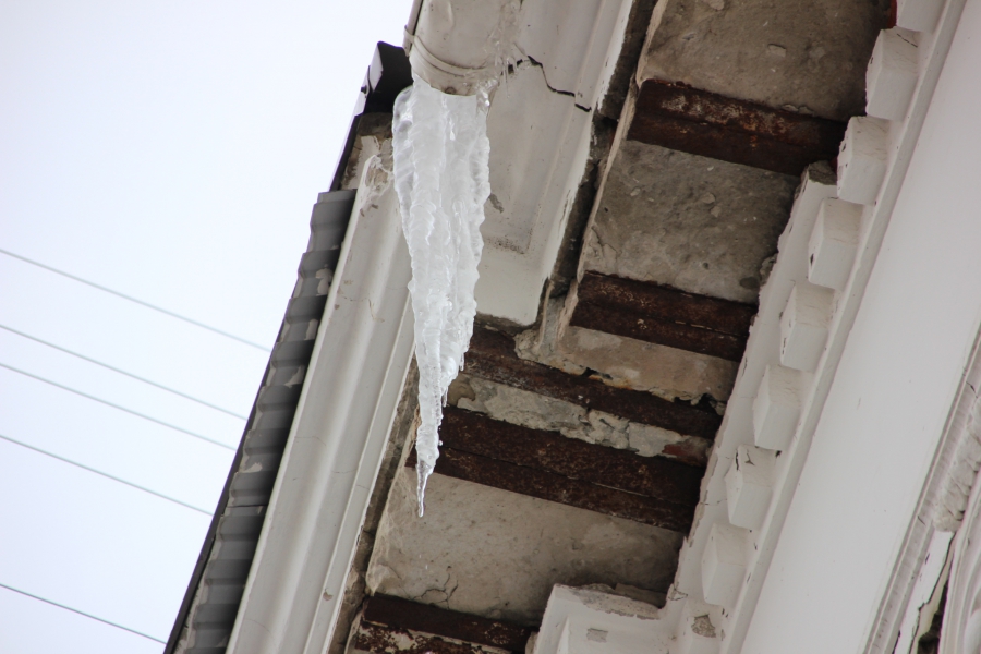 Саратов начал обрастать опасными сосульками. Фоторепортаж