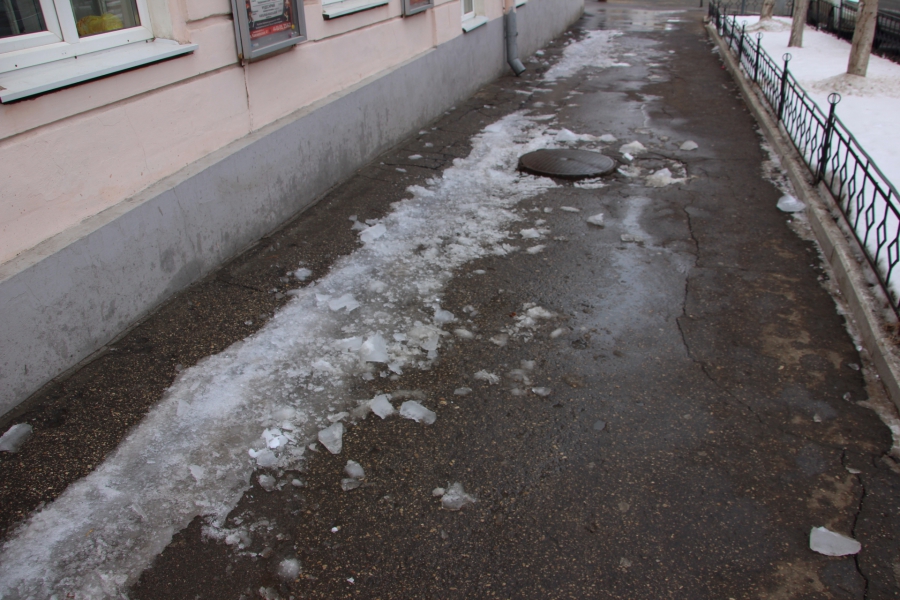 Саратов начал обрастать опасными сосульками. Фоторепортаж