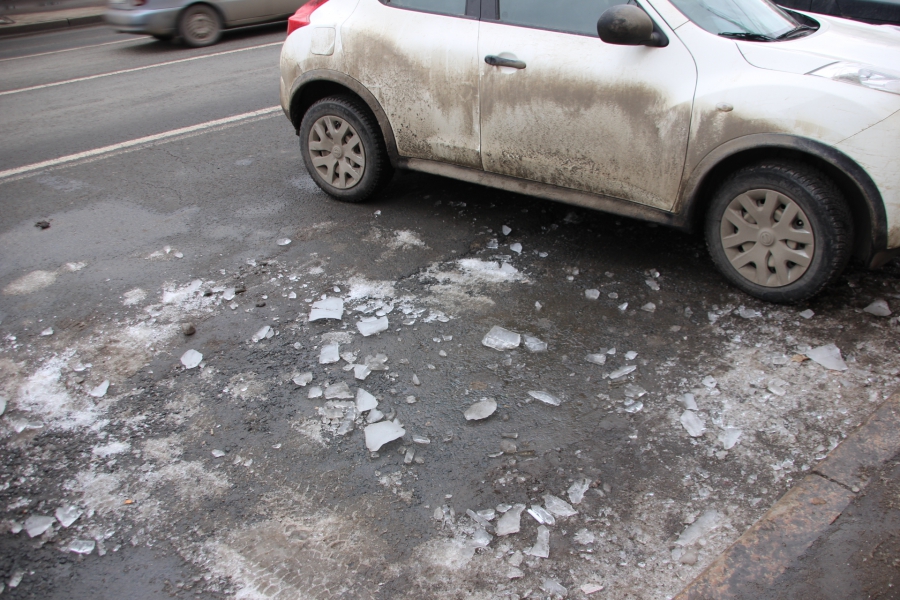 Саратов начал обрастать опасными сосульками. Фоторепортаж
