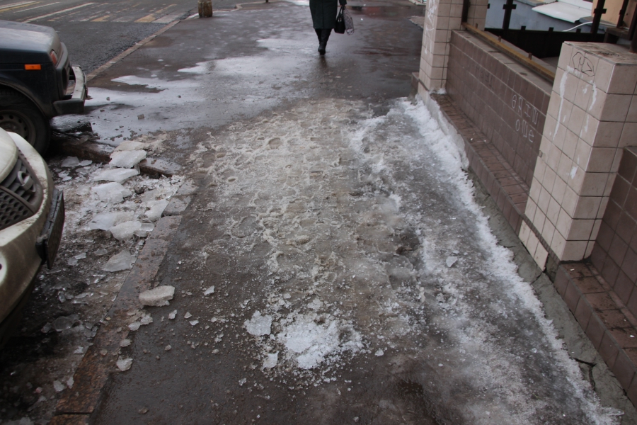 Саратов начал обрастать опасными сосульками. Фоторепортаж