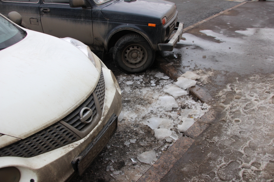 Саратов начал обрастать опасными сосульками. Фоторепортаж