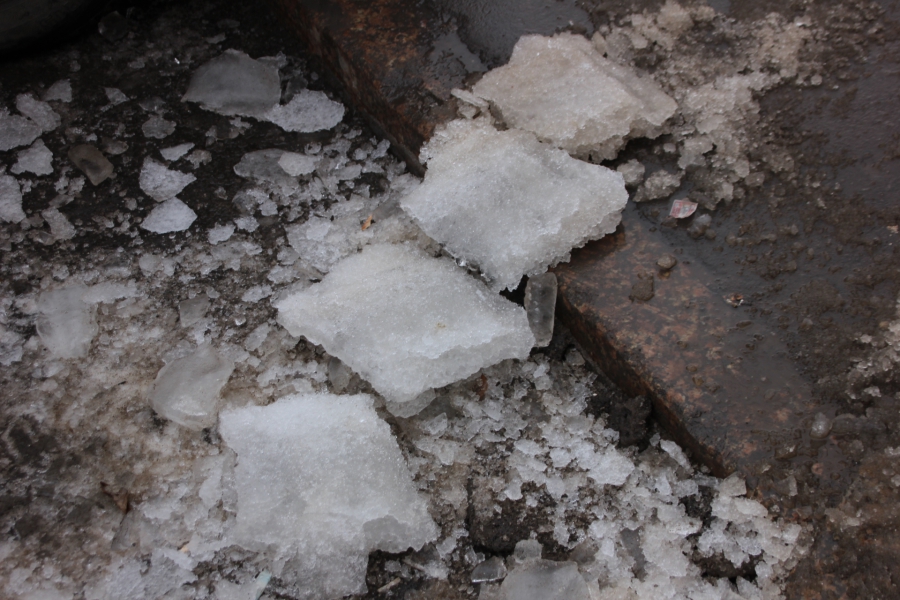 Саратов начал обрастать опасными сосульками. Фоторепортаж