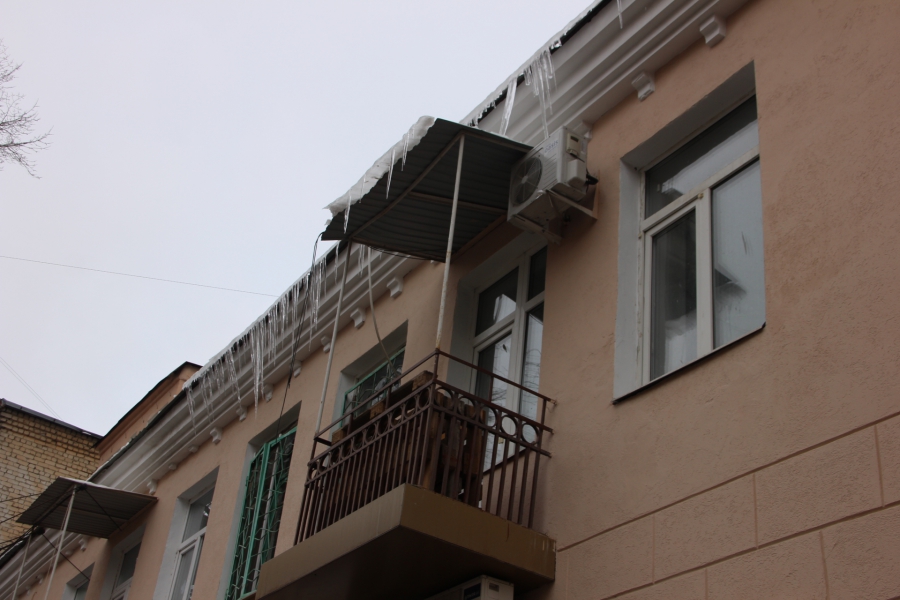 Саратов начал обрастать опасными сосульками. Фоторепортаж