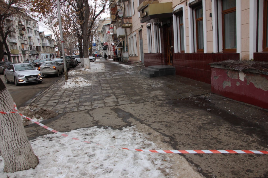 Саратов начал обрастать опасными сосульками. Фоторепортаж