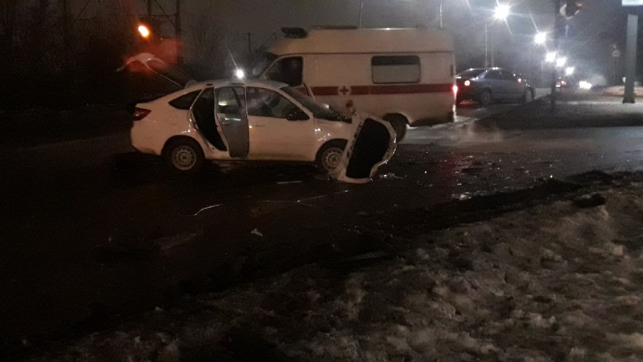 На Ново-Астраханском шоссе «ВАЗ» разорвало пополам в ДТП. Водитель сбежал