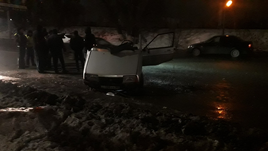 На Ново-Астраханском шоссе «ВАЗ» разорвало пополам в ДТП. Водитель сбежал