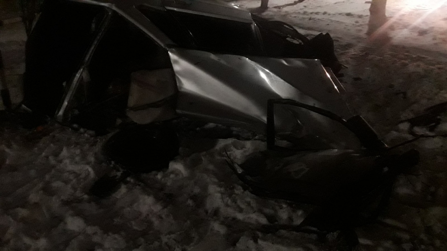 На Ново-Астраханском шоссе «ВАЗ» разорвало пополам в ДТП. Водитель сбежал